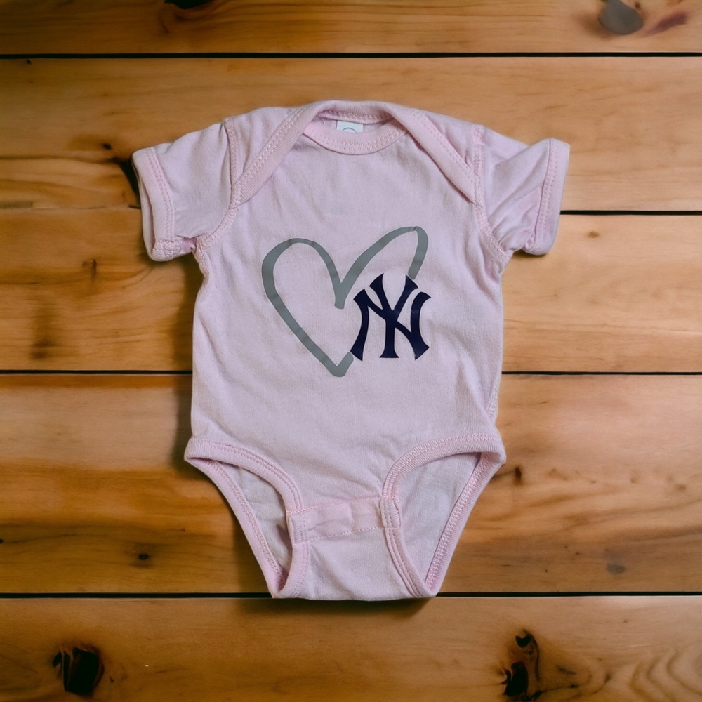 NY Yankees Pink Shortsleeve Onesie, Newborn